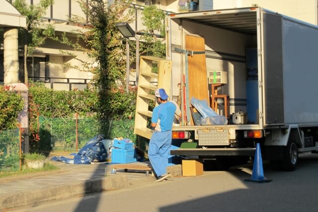 荷物を運ぶ男性